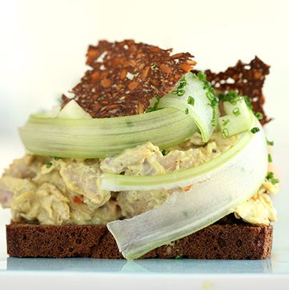 鸡肉沙拉配烤根蔬菜，蛋黄酱，苹果和芹菜。