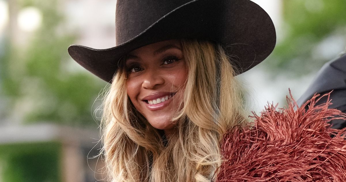 Beyoncé Honors Country Star Dolly Parton in Classic Western Style