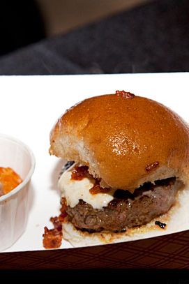 烧烤培根汉堡配熏马苏里拉奶酪和烧烤培根蛋黄酱。红薯土豆泥。