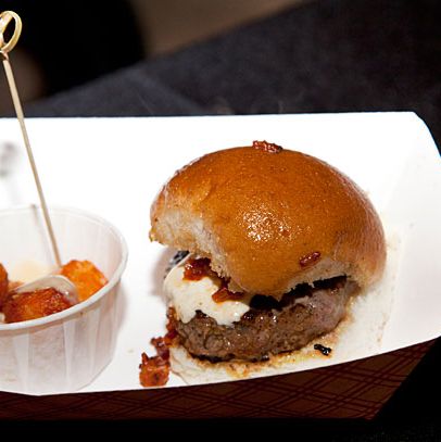 烧烤培根汉堡配熏马苏里拉奶酪和烧烤培根蛋黄酱。红薯土豆泥。