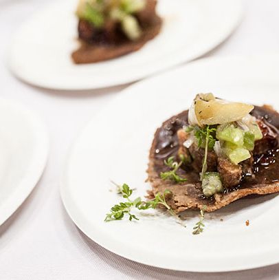 巧克力培根奶酪玉米饼，炖猪肚与米卡釉配tomatillo pico de gallo。