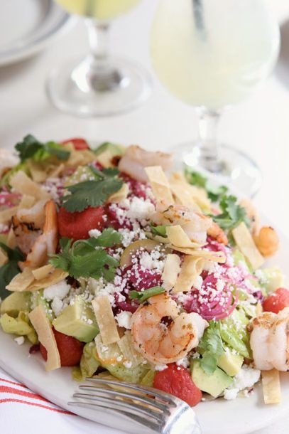 切碎的沙拉，Queso壁画，鳄梨，腌制葱，虾