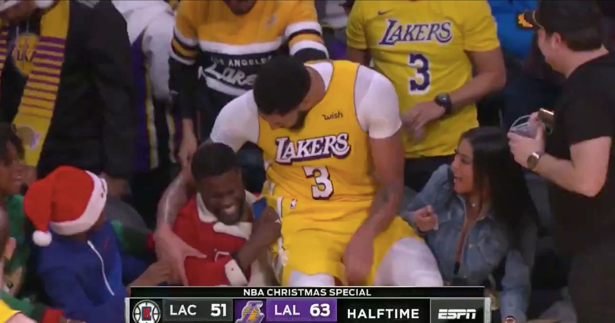 Anthony Davis Falls On Kevin Hart S Lap At The Lakers Game