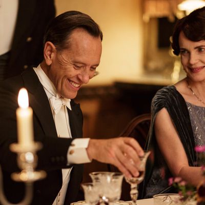 Downton Abbey, Season 5MASTERPIECE on PBSSundays, January 4 - March 1, 2015 at 9pm ETEpisode 2Rose hits on a strategy to get a radio in the house. Sarah tutors Daisy. An art historian arrives.Anna makes a difficult purchase.Shown from left to right: Richard E. Grant as Simon Bricker and Elizabeth McGovern as Cora, Countess of Grantham(C) Nick Briggs/Carnival Film & Television 