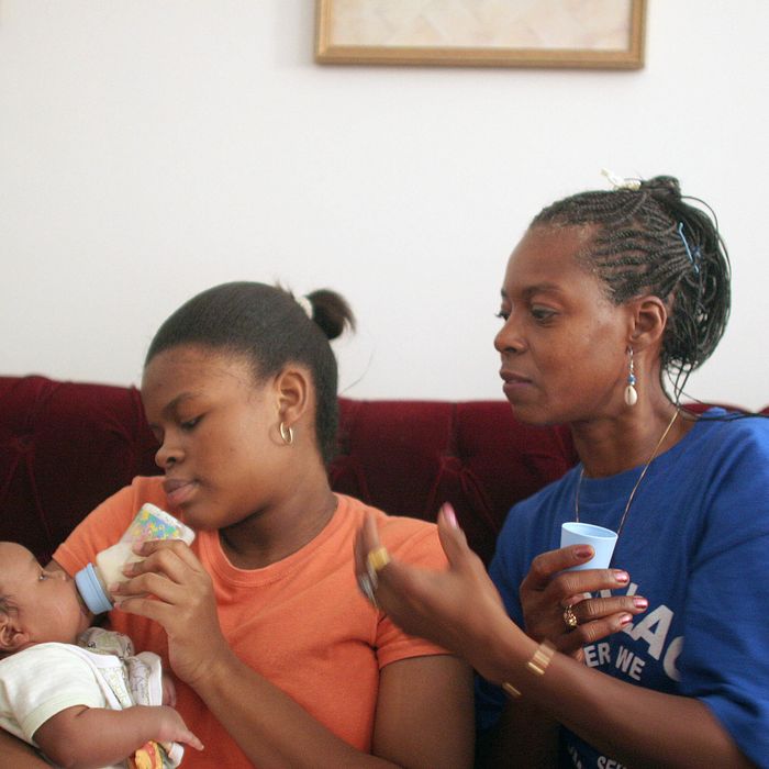 Loretha Weisinger, right, with Lakenya Cannon and her newborn son Kejuan in Chicago on Sept. 21, 2005. Weisinger was with Cannon when Kejuan was born after 29 hours of labor. She still provides support and advice. (Kenneth Dickerman/The New York Times)