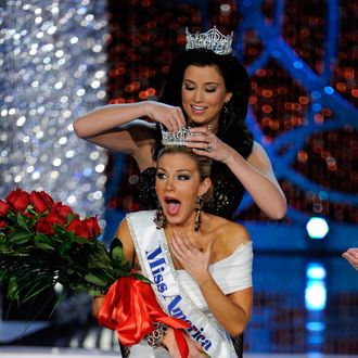 LAS VEGAS, NV - JANUARY 12: Miss America 2012 Laura Kaeppeler crowns Mallory Hytes Hagan of New York the new Miss America during the 2013 Miss America Pageant at PH Live at Planet Hollywood Resort & Casino on January 12, 2013 in Las Vegas, Nevada. (Photo by David Becker/Getty Images)