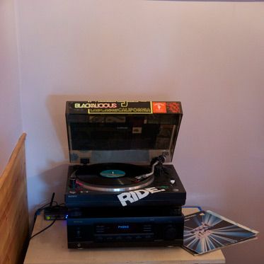 Adding a bit of a hipster quotient, the soundtrack in the place comes from vintage LPs, and a turntable setup behind the cash register.