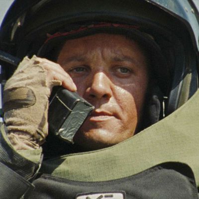 JEREMY RENNER stars in THE HURT LOCKER.