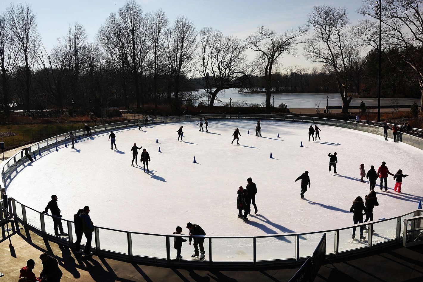 Каток абакан. Круглый каток. Парк the Rink. Круглые ледовые площадки. Овальный каток.