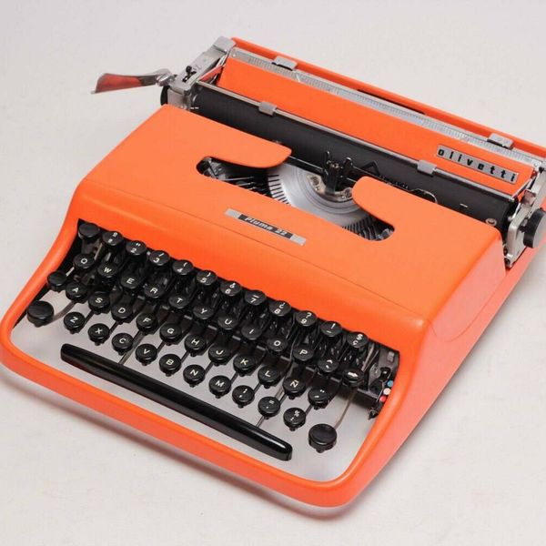 El Granero Olivetti Pluma Typewriter