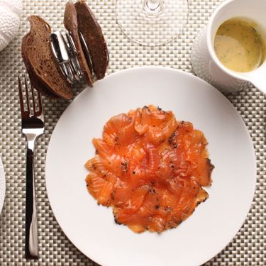 杜松子酒腌gravlox配芥末莳萝酱。