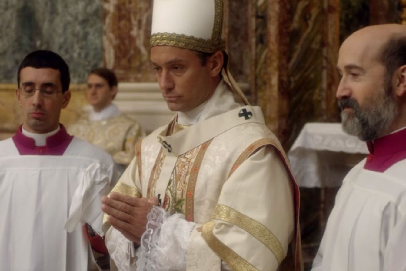Молодой папа 10. Молодой папа Соррентино. Спортивный костюм папы Римского Джуд Лоу. Молодой папа стиль.