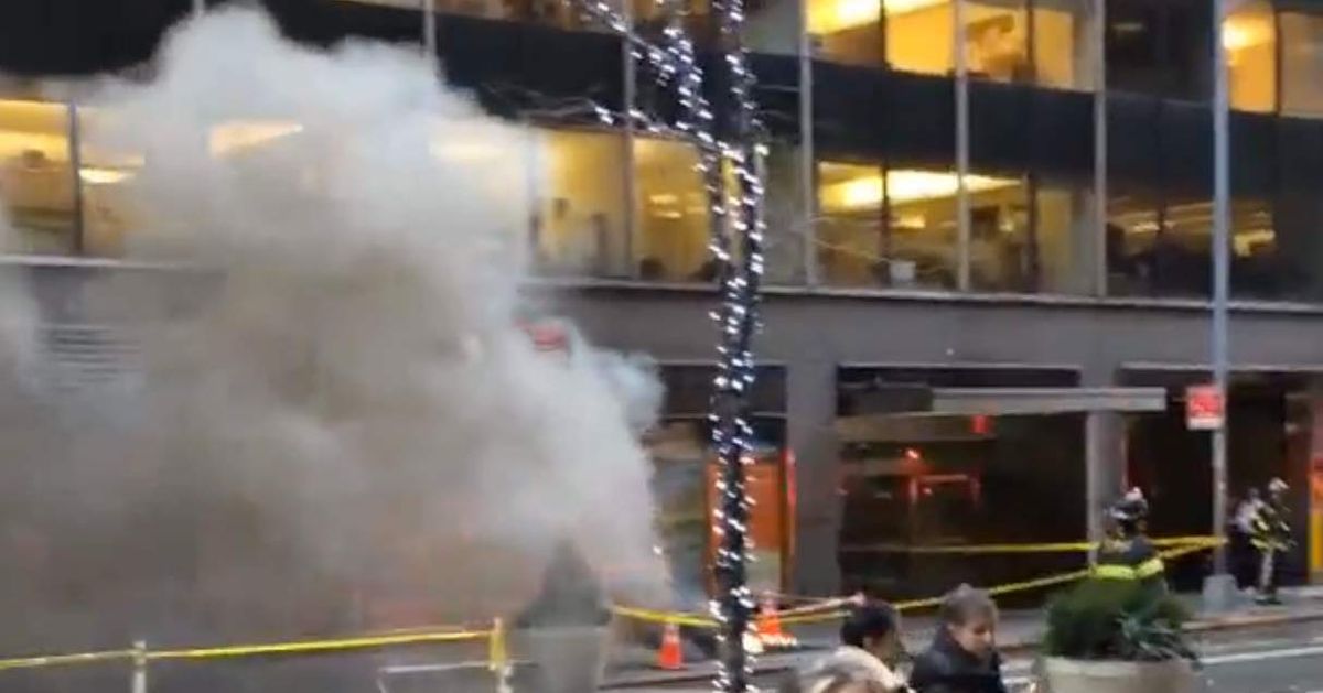 New Yorkers React With Varying Degrees of Alarm to Rumbling Midtown Fire
