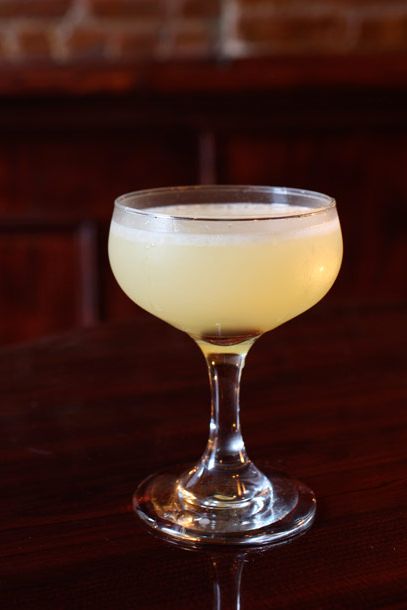 朗姆酒，辛纳酒，生姜，青柠，苏打水，佩肖苦酒