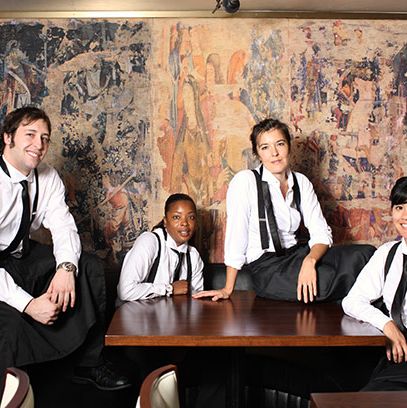 哈里森·鲁贝尔(左)表示，他并不介意制服上的背带裤。他告诉我们:“当我外出时，如果我要盛装打扮，我会穿背带裤。”