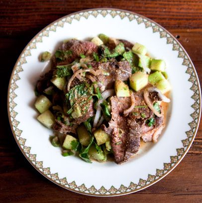 炭烤羊肉配薄荷，青葱，辣椒，烤米粉和青柠。