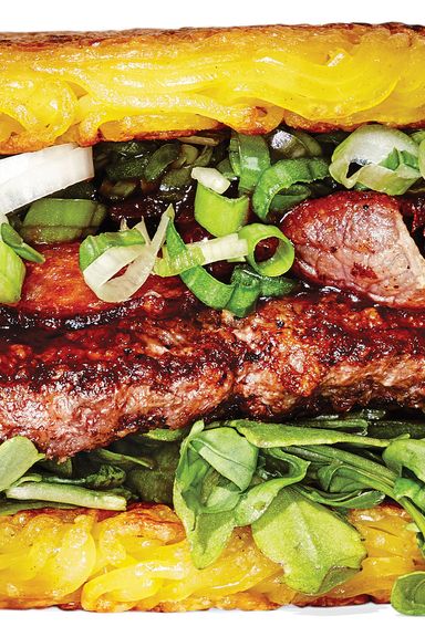 拉面。有限公司原味拉面汉堡，8.04美元美式牛肉汉堡与脆口的烤拉面“面包”相遇。世界范围内的歇斯底里随之而来。关于这两种近代史上最受追捧的食物的混搭，最令人费解的是:为什么花了这么长时间?