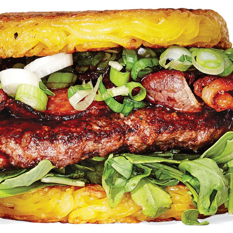 拉面。有限公司原味拉面汉堡，8.04美元美式牛肉汉堡与脆口的烤拉面“面包”相遇。世界范围内的歇斯底里随之而来。关于这两种近代史上最受追捧的食物的混搭，最令人费解的是:为什么花了这么长时间?