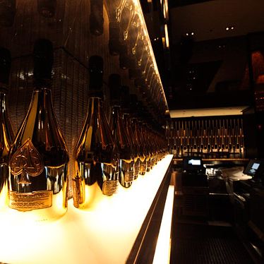 阿尔芒·德·布里尼亚，有一堵墙。