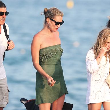 ST TROPEZ, FRANCE - AUGUST 02:  Supermodel Kate Moss is sighted arriving at the ‘Club55’ beach on August 2, 2011 in St Tropez, France.  (Photo by Marc Piasecki/FilmMagic)