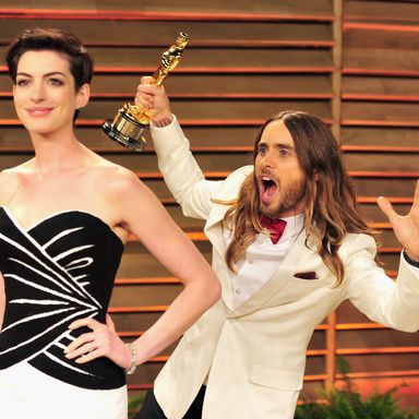"Boogie woogie, Anne Hathaway. I, Jared Leto, am behind you, doing a George Clooney–esque Oscar prank."