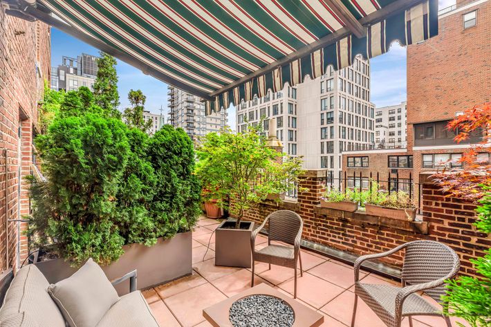 Curated visual reference: Picture Idea: A Gramercy Park Apartment For Sale With A Key To