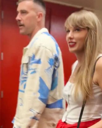 Taylor Swift shares how she and Travis Kelce started dating