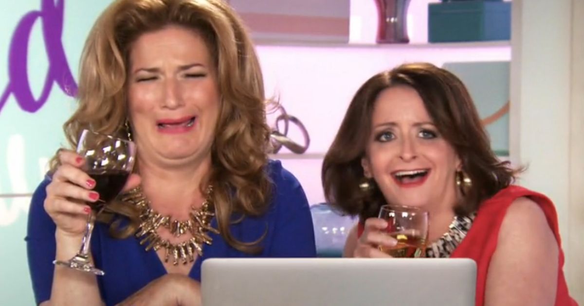 觀看 Ana Gasteyer 和 Rachel Dratch 扮演酒醉早間秀主持人好消息