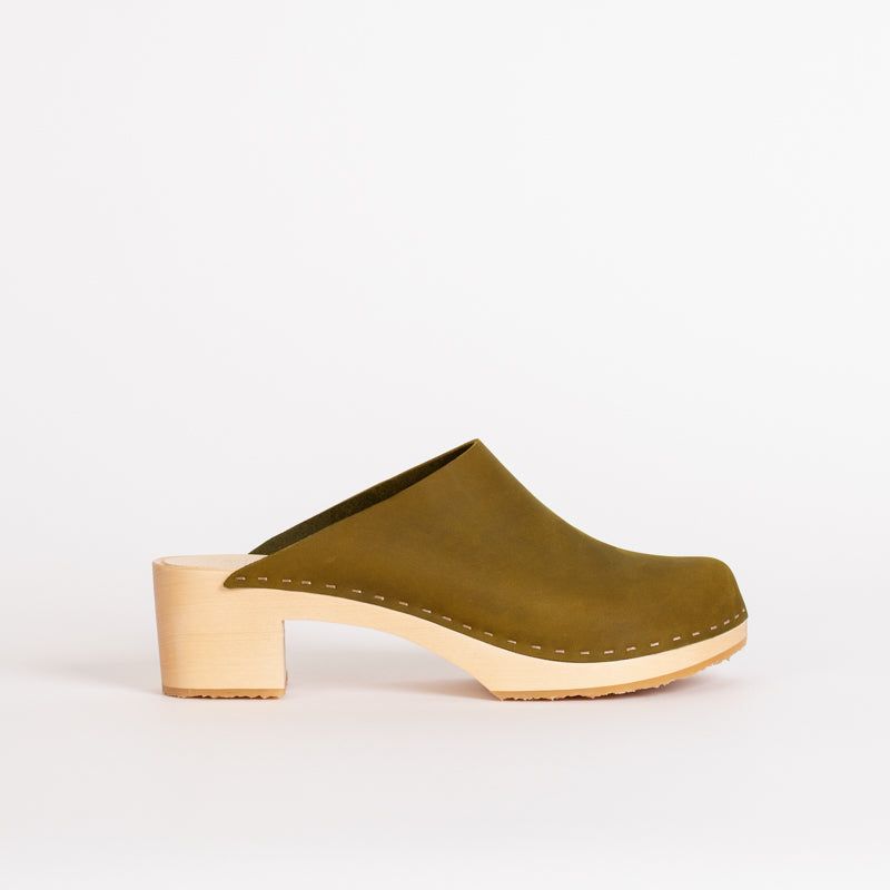 closed toe wooden clogs