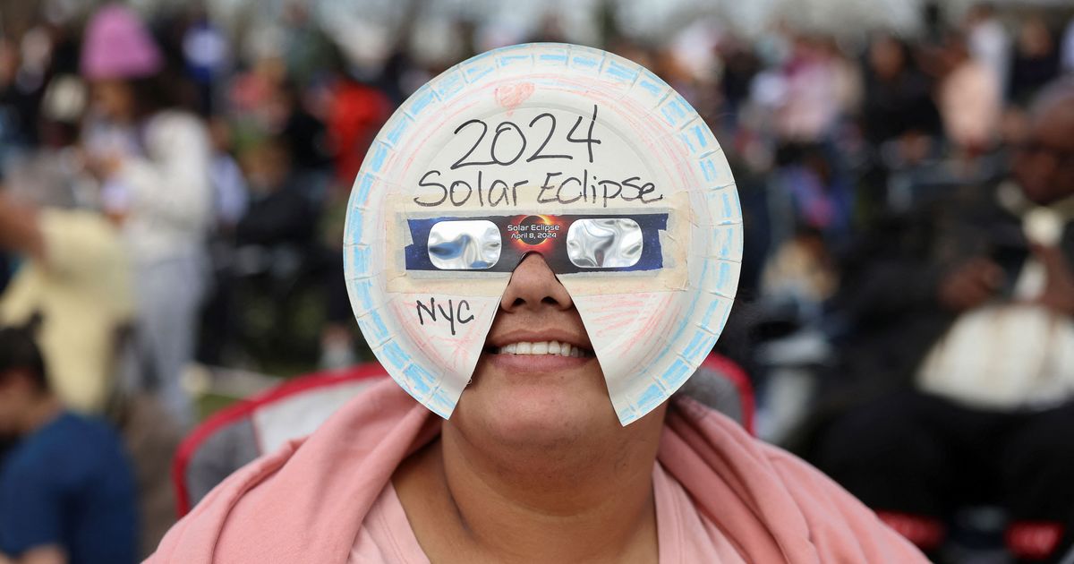 New Yorkers Watching the Solar Eclipse: See Photos