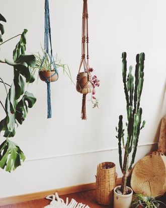 Make it: Macrame Clothes Pins Bobbins 