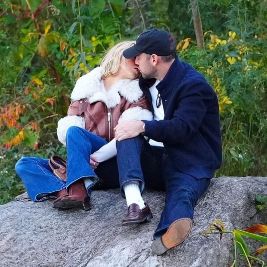 *PREMIUM-EXCLUSIVE* Sydney Sweeney locks lips with Scooter Braun during a romantic outing in Central Park!