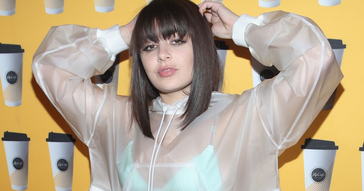 Charli XCX 回應“女孩”強烈反對，稱麗塔·奧拉“完全有權講述她的故事”