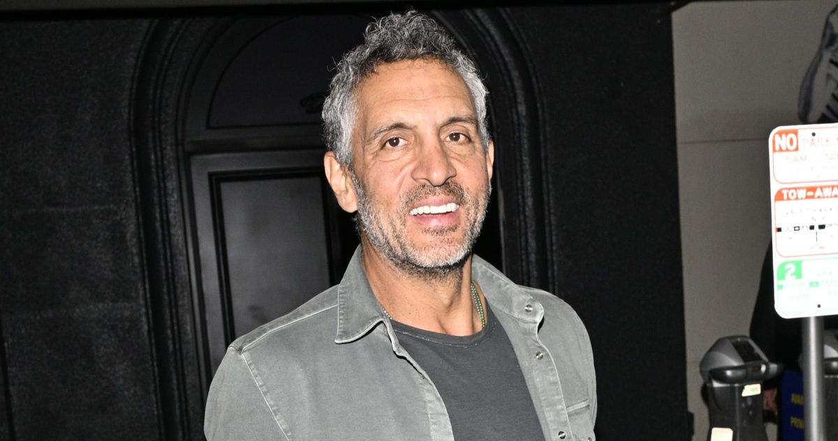 Who Is Mauricio Umansky Kissing?
