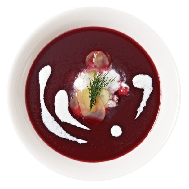 Mile End的西班牙凉菜汤里的甜菜只剩下粗大的、几乎没有腐熟的部分，而Kutsher的汤里的甜根茎蔬菜则被捣成光滑多汁的汤;黄瓜和瑞士甜菜增添了松脆的味道。10美元;富兰克林街186号，格林威治街;212-431-0606。(参见清单)