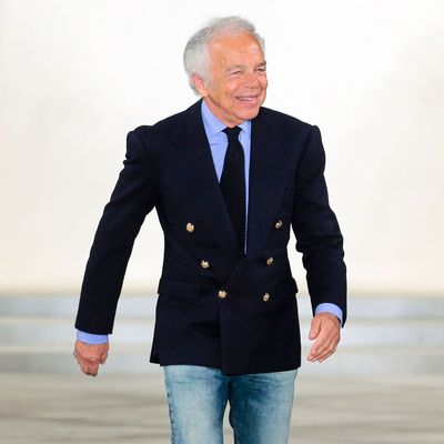 Ralph Lauren steps down as company head 