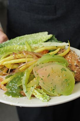 这道菜包括焯过的黄蜡豆和切好的香草，还有用酱油去釉的红葱头，莱特纳说这是“一道烹饪菜”。