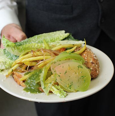 这道菜包括焯过的黄蜡豆和切好的香草，还有用酱油去釉的红葱头，莱特纳说这是“一道烹饪菜”。