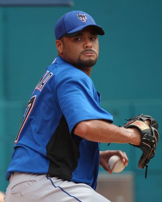 MIAMI GARDENS, FL - JULY 24: Johan Santana #57 of the New York Mets pitches in the bullpen during a throwing session before a game against the Florida Marlins at Sun Life Stadium on July 24, 2011 in Miami Gardens, Florida. (Photo by Sarah Glenn/Getty Images)