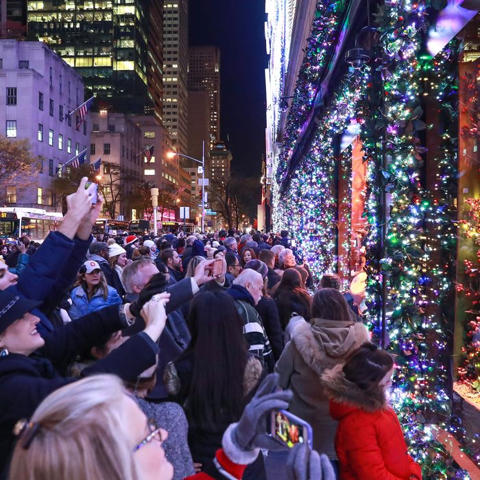List 94+ Pictures Saks Fifth Avenue Christmas Light Show 2019 Schedule ...