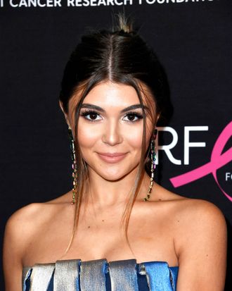 Olivia Jade Modeled Her New Hair After Mom Lori Loughlin!: Photo