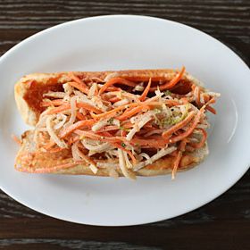 菜肴:肥狗，6美元自制猪肉热狗配腌沙拉总分:4英寸的调味料;它的好吧。我觉得香肠有点粉嫩——这不是狗，是香肠。但它非常饱腹，清爽，辛辣;一些不错的亚洲音符。”