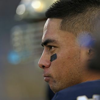 SOUTH BEND, IN - OCTOBER 20: Manti T'eo #5 of the Notre Dame Fighting Irish keeps an eye on the game against the BYU Cougars at Notre Dame Stadium on October 20, 2012 in South Bend, Indiana. Notre Dame defeated BYU 17-14. (Photo by Jonathan Daniel/Getty Images)