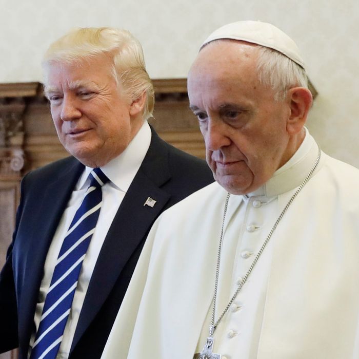 etiket Gavmild Hysterisk Pope Francis Gives President Trump Some Pretty Pointed Gifts