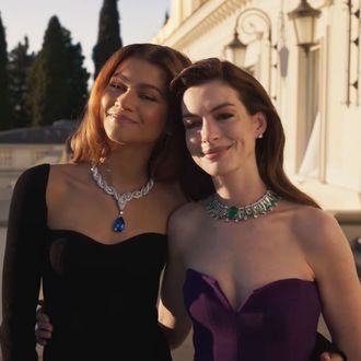 Introducir 92+ imagen zendaya and anne hathaway bulgari