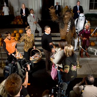 WASHINGTON - OCTOBER 31: (AFP OUT) President Barack Obama, first lady Michelle Obama (C) and her mother Marian Robinson (L) greet parents and local school children at the north portico of the White House during a Halloween celebration on October 31, 2009 in Washington, DC. The Obamas are celebrating their first Halloween in the White House by inviting students and military families over for the holiday. (Photo by Kristoffer Tripplaar-Pool/Getty Images) *** Local Caption *** Marian Robinson;Michelle Obama;Barack Obama