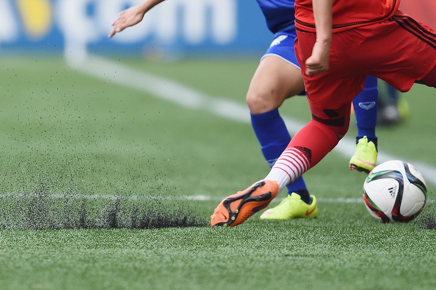 Women's soccer players want grass, not turf, FIFA survey shows