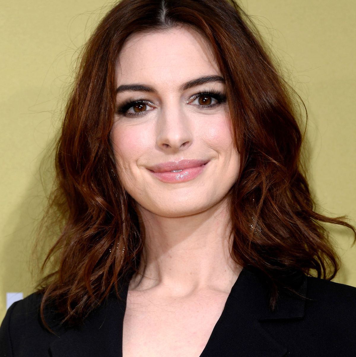 On Set Stabbing Briefly Shuts Down Anne Hathaway S New Movie