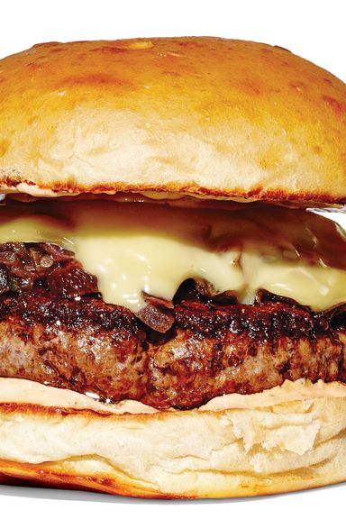 鲍威里肉类公司的芝士汉堡，22美元，听起来很花哨:番茄aïoli;蛋糕面包;raclette奶酪。但乔什·卡彭(Josh Capon)最新推出的是一款带有快餐精神的牛排汉堡。这可能是唯一一种30天干陈制的7盎司LaFrieda肉饼，在烤盘上烤之前，先刷上芥末，用in - n- out的方式。