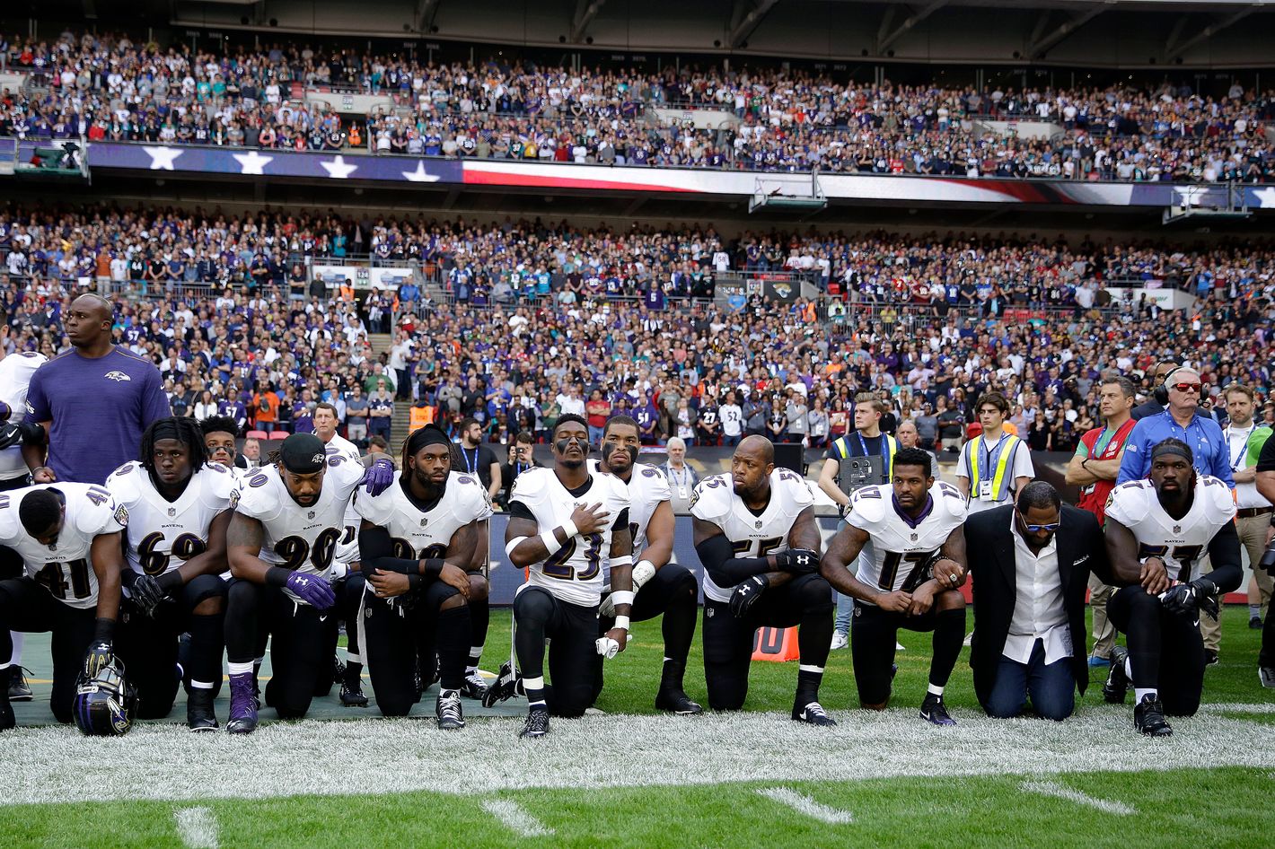 Cleveland Browns players kneel during national anthem 